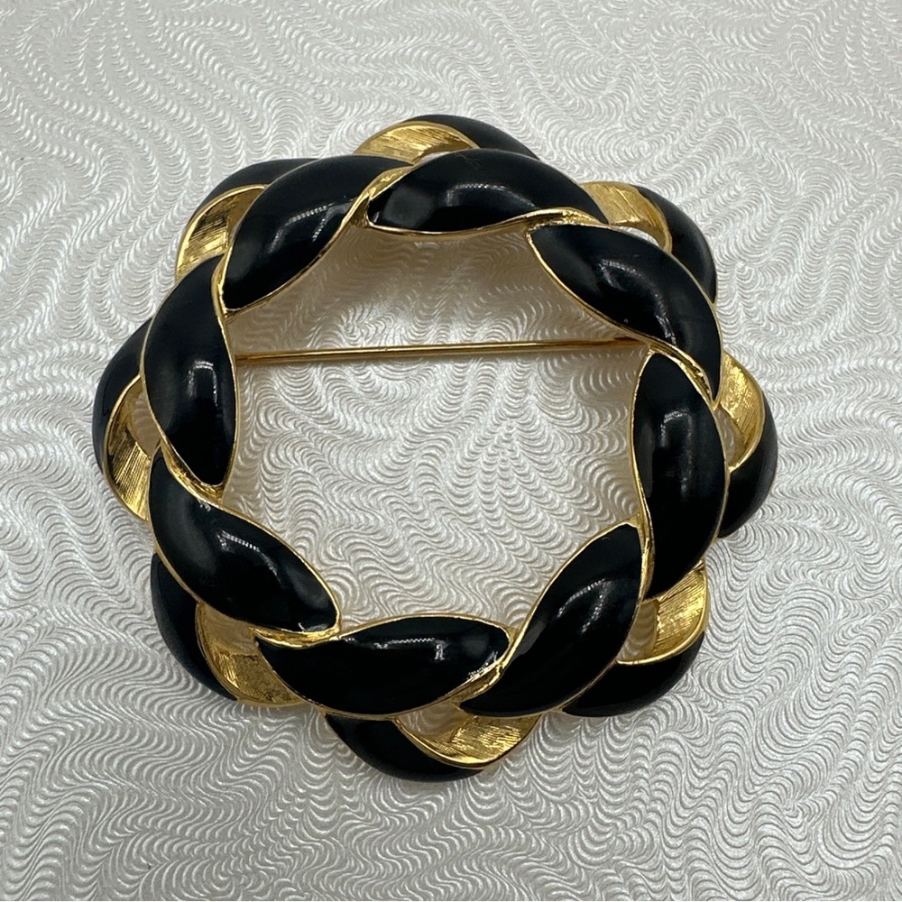 Vintage trifari black and gold circle brooch‎ #514